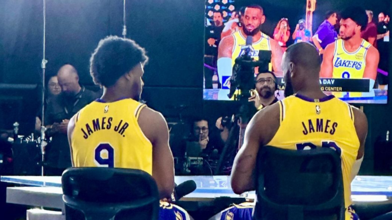 LeBron James posa com seu filho usando uniforme dos Lakers Lorena Bueri