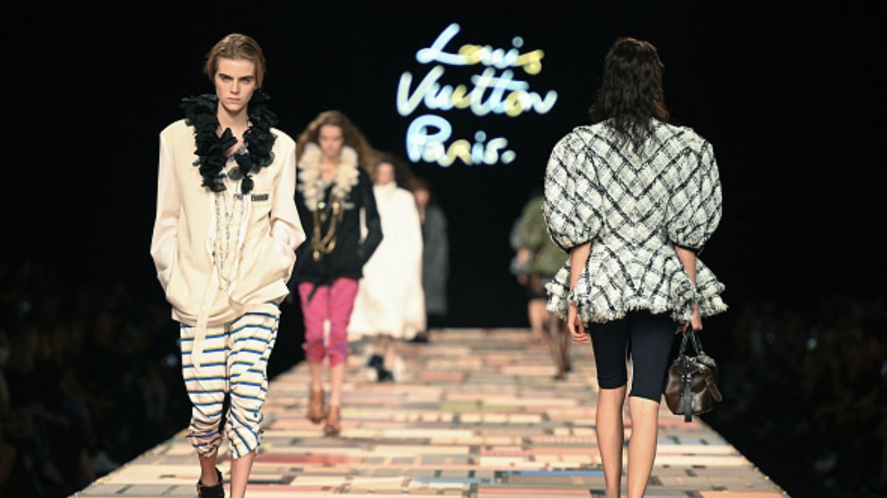 Desfile da Louis Vuitton traz inovações e referências históricas na passarela do Louvre Lorena Bueri