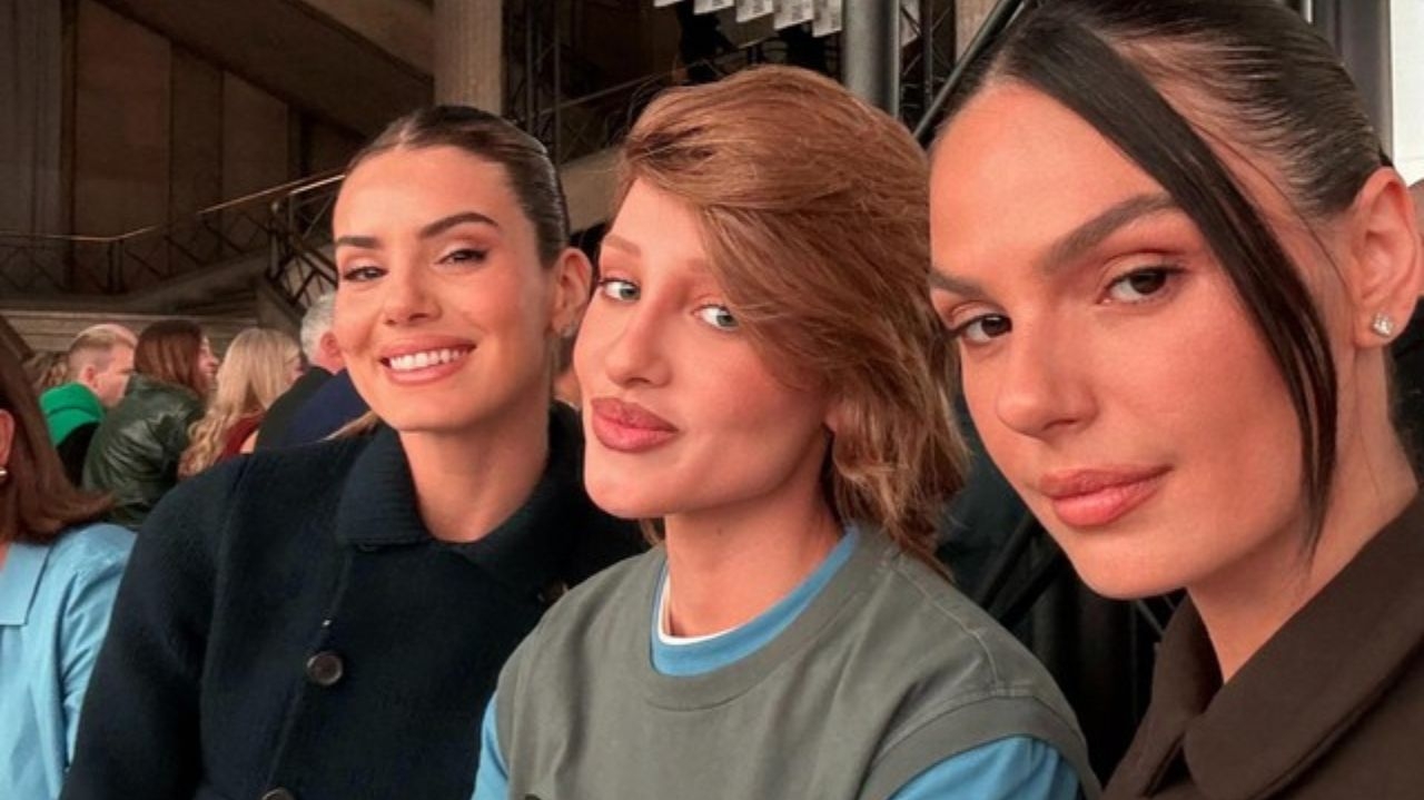 Camila Queiroz, Malu Borges e Isis Valverde brilham na fila  durante desfile em Paris Lorena Bueri