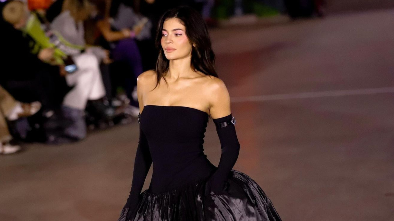 Kylie Jenner participa do desfile da Coperni na Disney Paris  Lorena Bueri