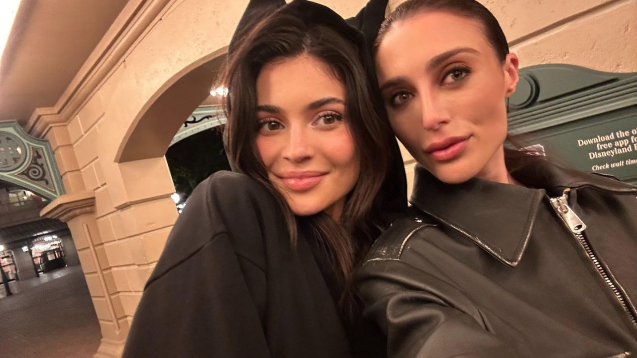  Após participar do programa The Kardashians e brilhar em vestido da Khy, marca de Kylie Jenner, influenciadoras se encontram na Disney Paris Lorena Bueri