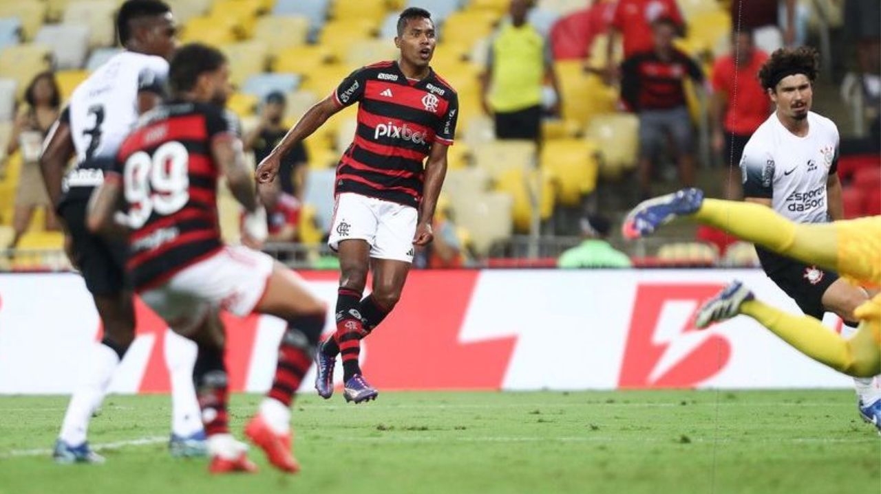 Flamengo vence partida contra o Corinthians  Lorena Bueri