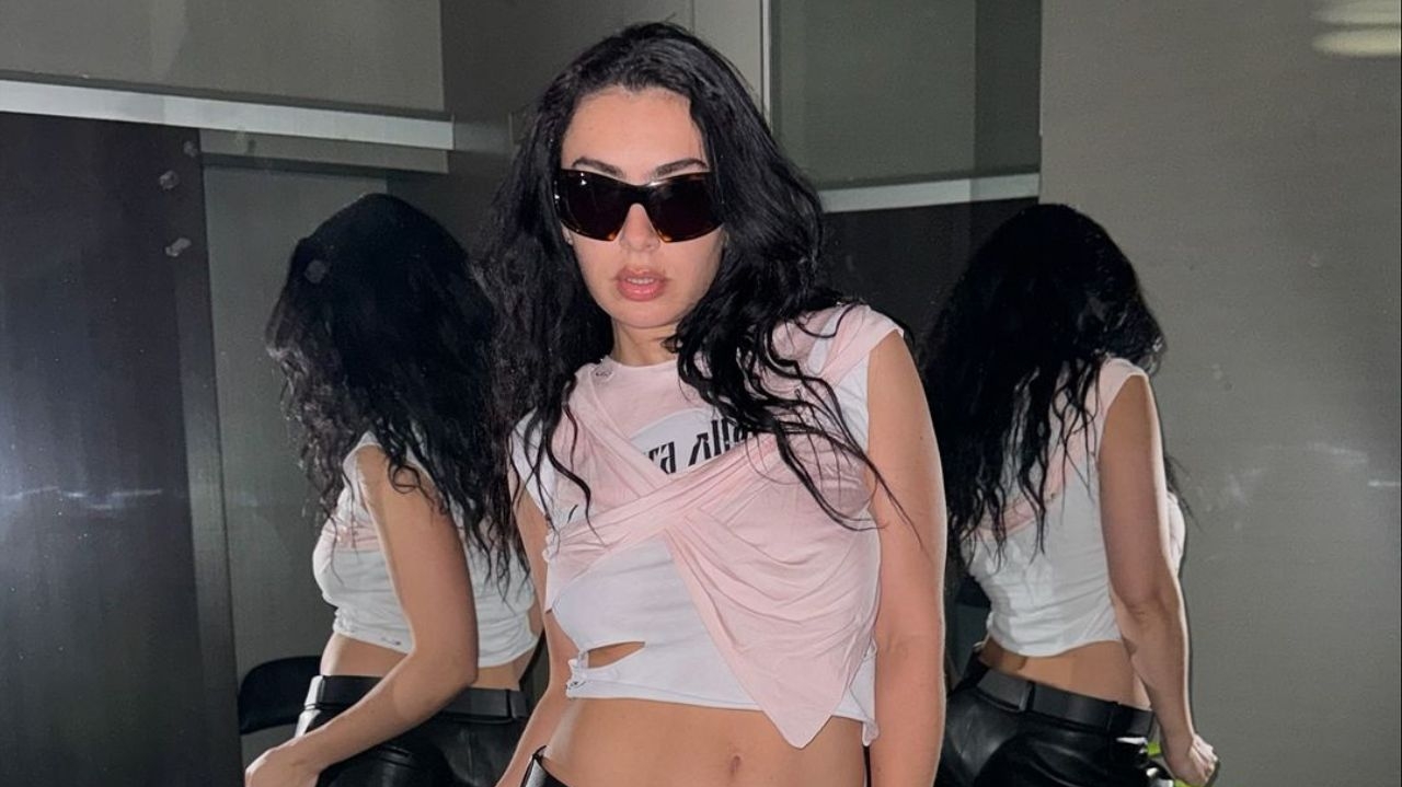 Charli xcx revela nomes que farão parte do álbum de remixes 'Brat' Lorena Bueri