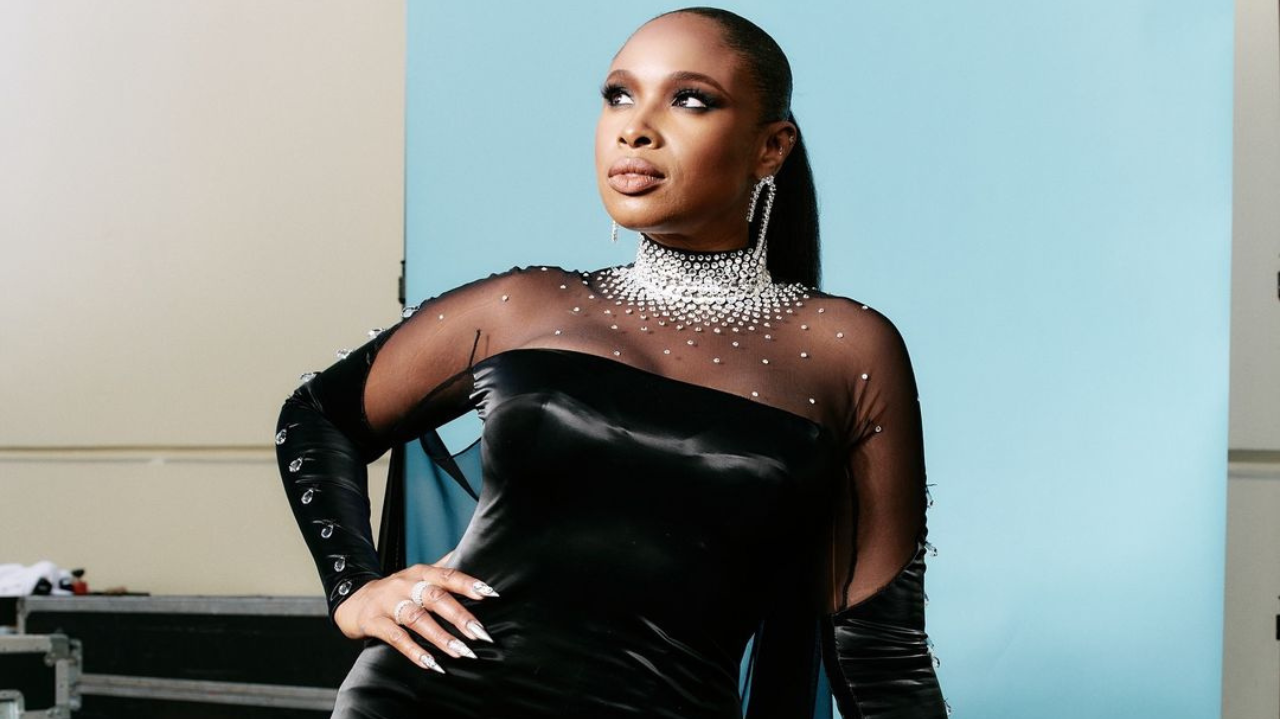 AMA 50 anos: Jennifer Hudson faz homenagem a Whitney Houston Lorena Bueri