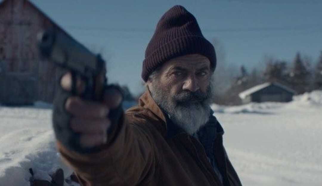 Mel Gibson vive Papai Noel caçado por assassino no primeiro trailer de Fatman 