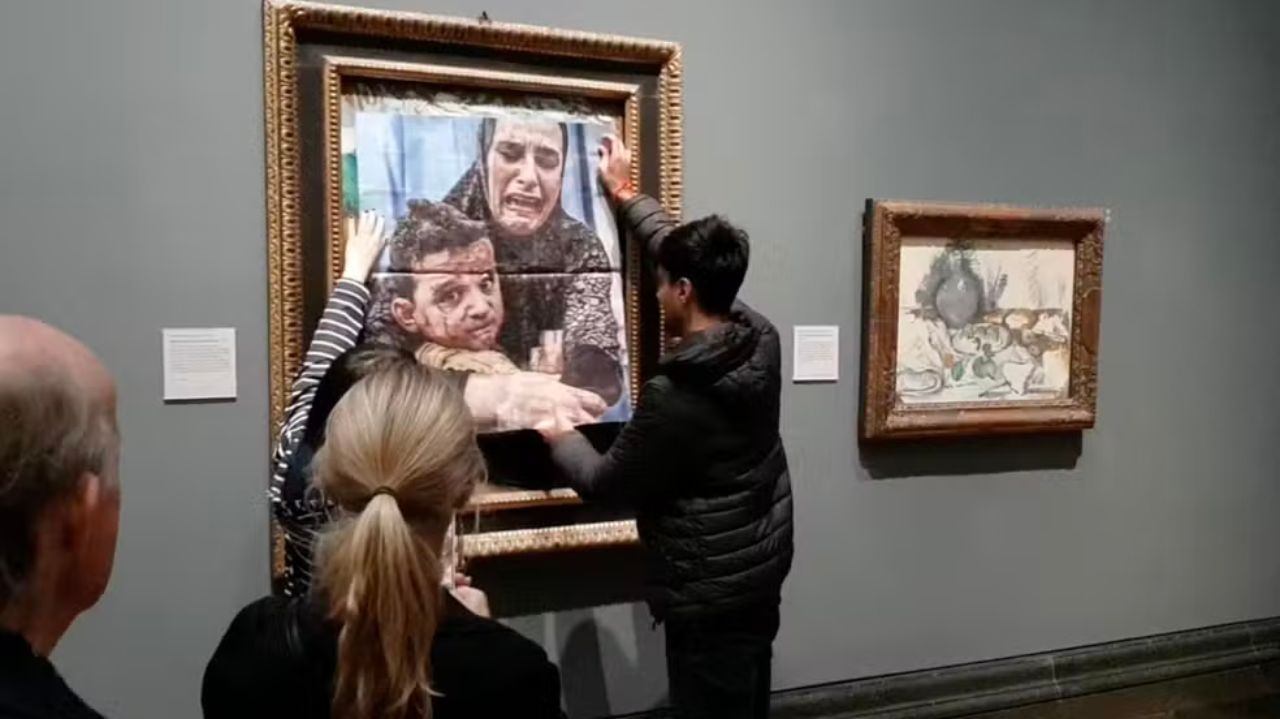 Ativistas utilizam obra de Pablo Picasso em protesto na National Gallery, em Londres  Lorena Bueri