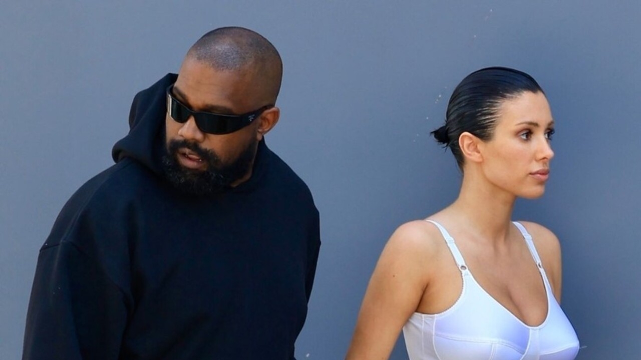 Kanye West está sendo processado por espionar Bianca Censori e as Kardashians Lorena Bueri