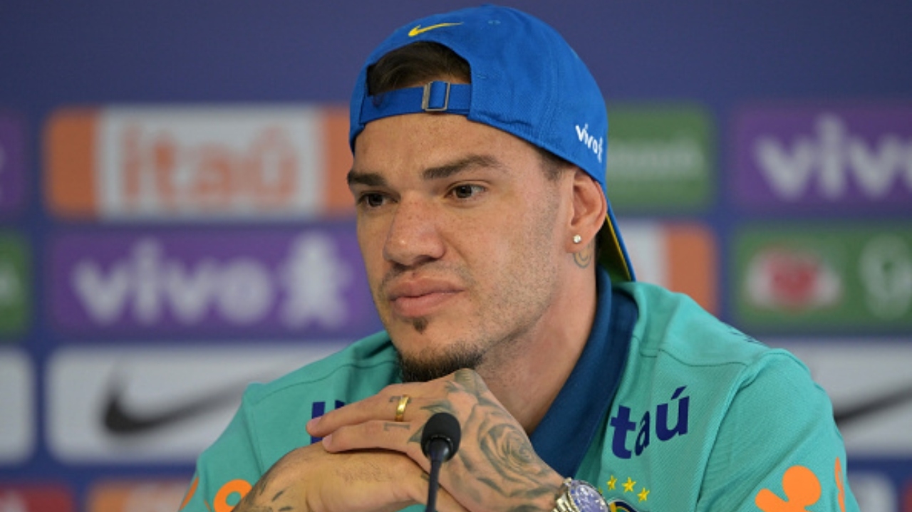 Ederson é criticado por levar gol no início da partida Lorena Bueri