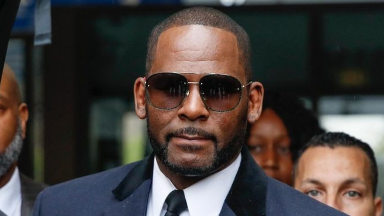 Filha de R.Kelly surpreende o público ao afirmar ser vítima de violência sexual pelo pai Lorena Bueri