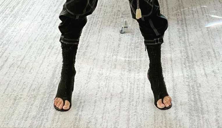 Adriana Lima usa nova tendência da Givenchy: bota de dedos Lorena Bueri