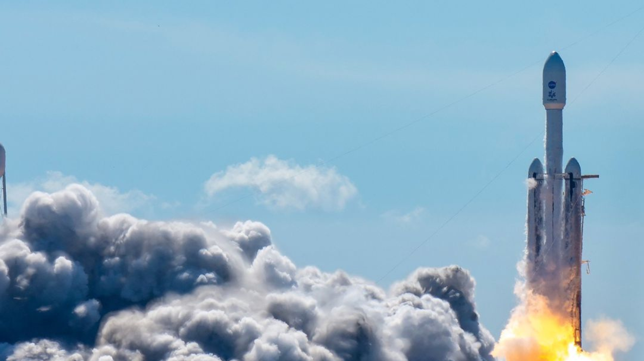 Nasa mostra lançamento de aeronave que descobrirá se há água em Júpiter  Lorena Bueri