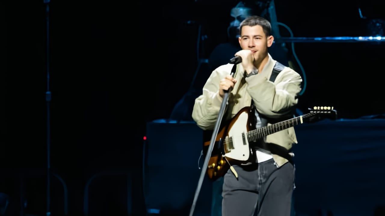  Nick Jonas para apresentação após notar mira laser durante show Lorena Bueri