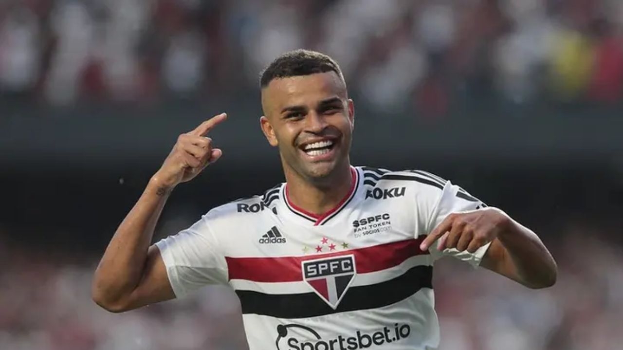 Alisson acerta renovação com o São Paulo Lorena Bueri