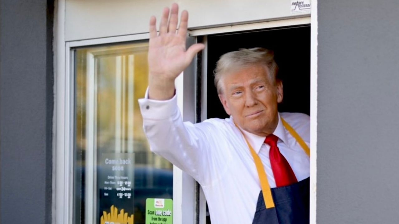 Trump serviu batatas fritas em um drive-thru do McDonald's na Pensilvânia Lorena Bueri