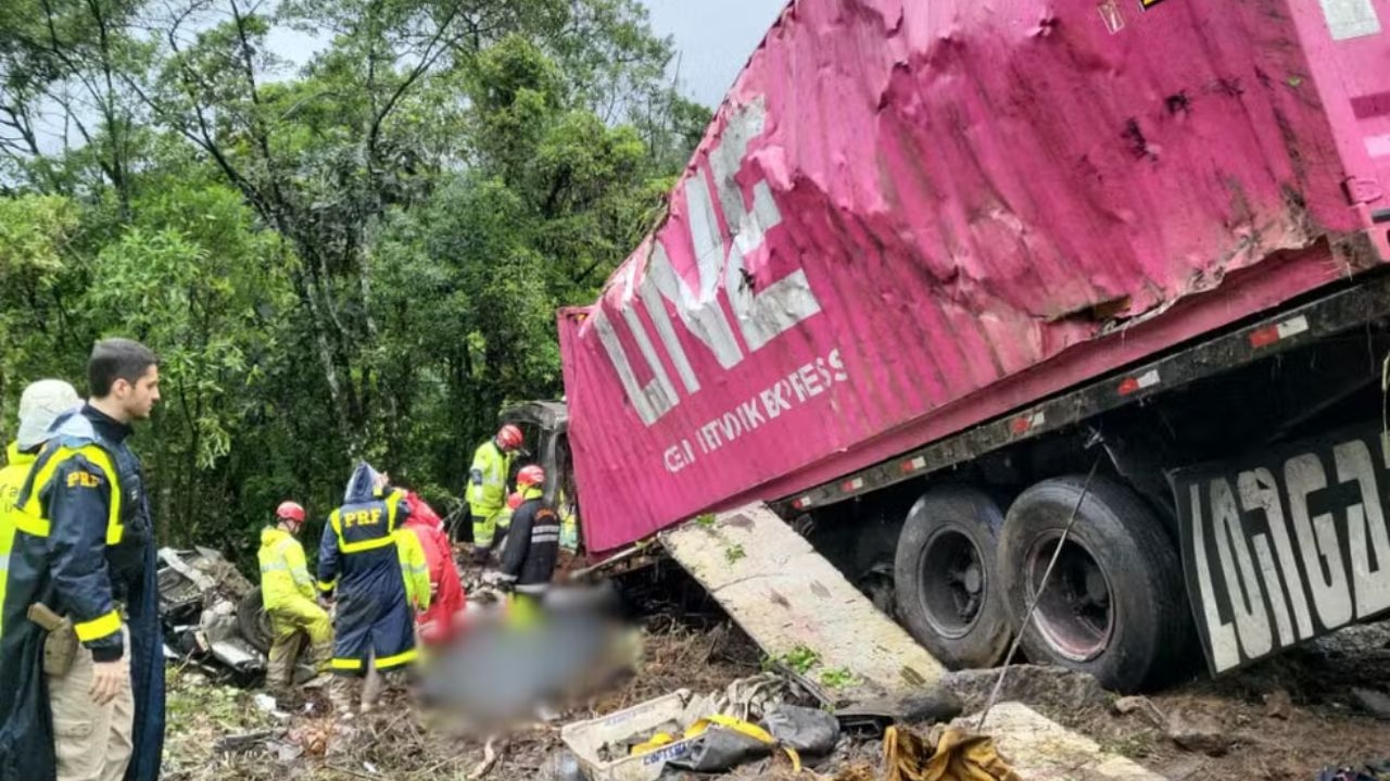 Vítimas de acidente com time de remo são velados coletivamente em Pelotas Lorena Bueri