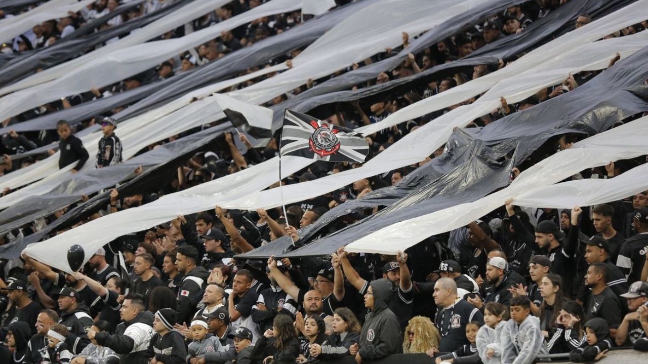 Torcida do Corinthians rasga elogios para a dupla de ataque  Lorena Bueri