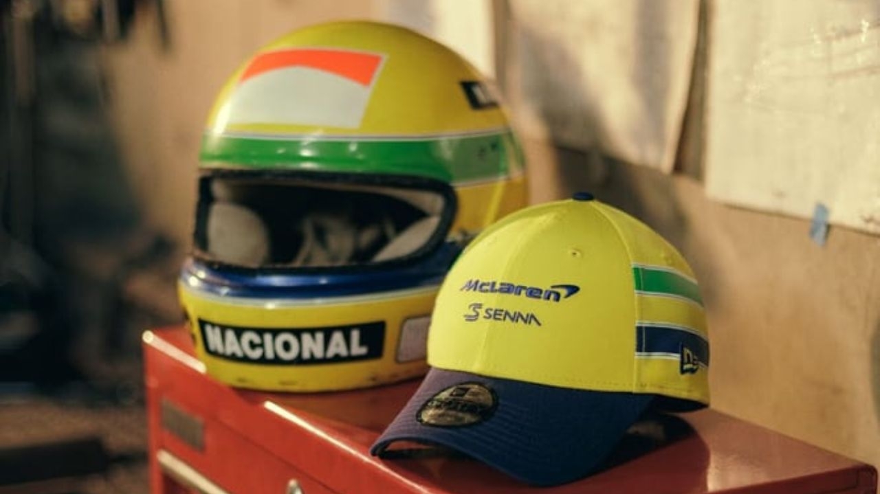 New Era apresenta coleção em parceria com McLaren em tributo a Ayrton Senna Lorena Bueri