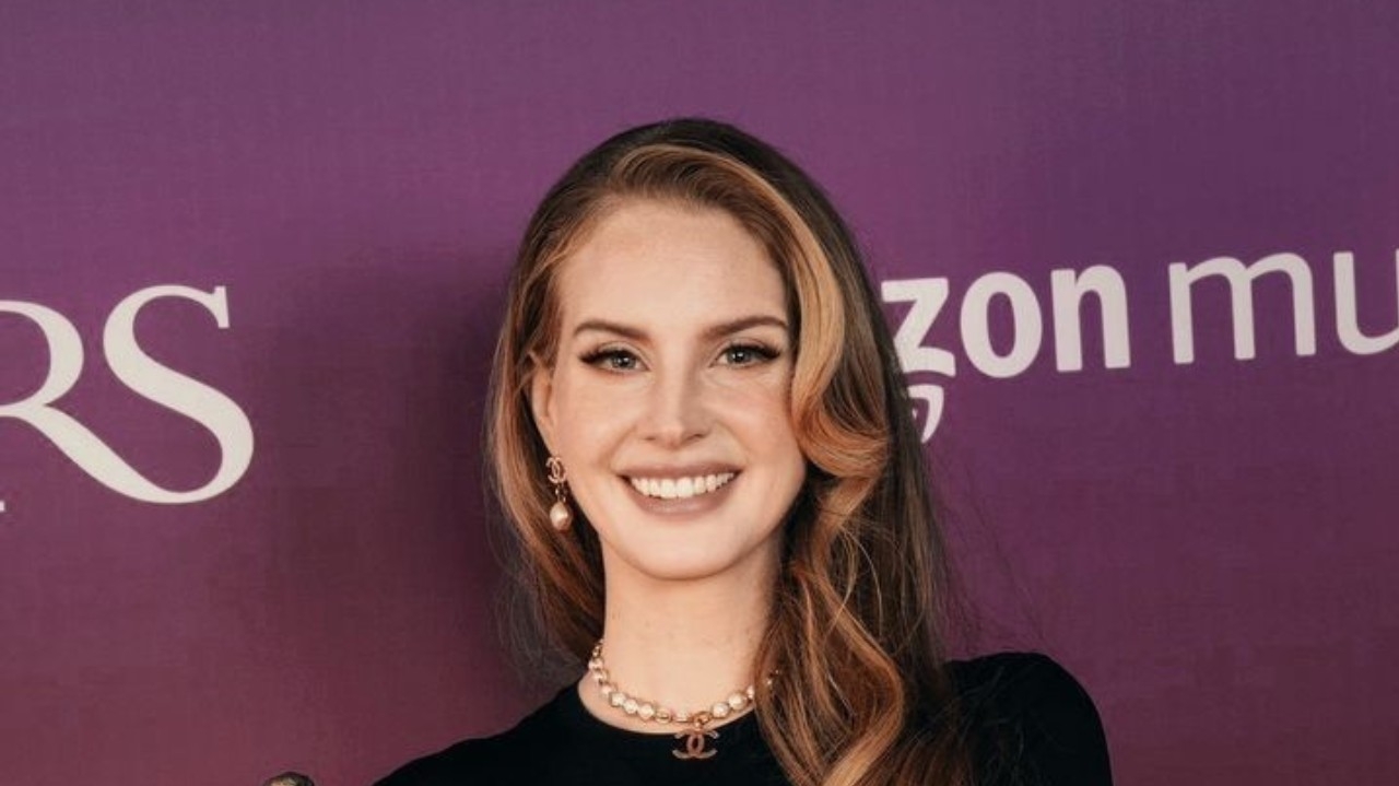 Lana del Rey fala sobre seu casamento com guia turístico de crocodilos Lorena Bueri