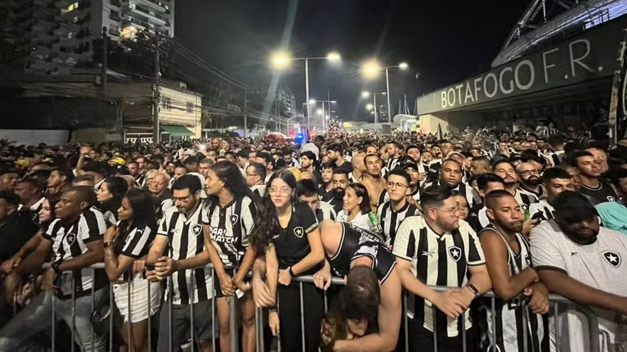 Torcedores do Botafogo relatam ameaças e ataques racistas em Montevidéu Lorena Bueri