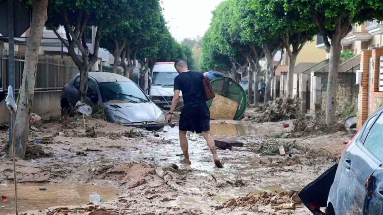 Chuvas intensas causam morte e destruição na Espanha Lorena Bueri