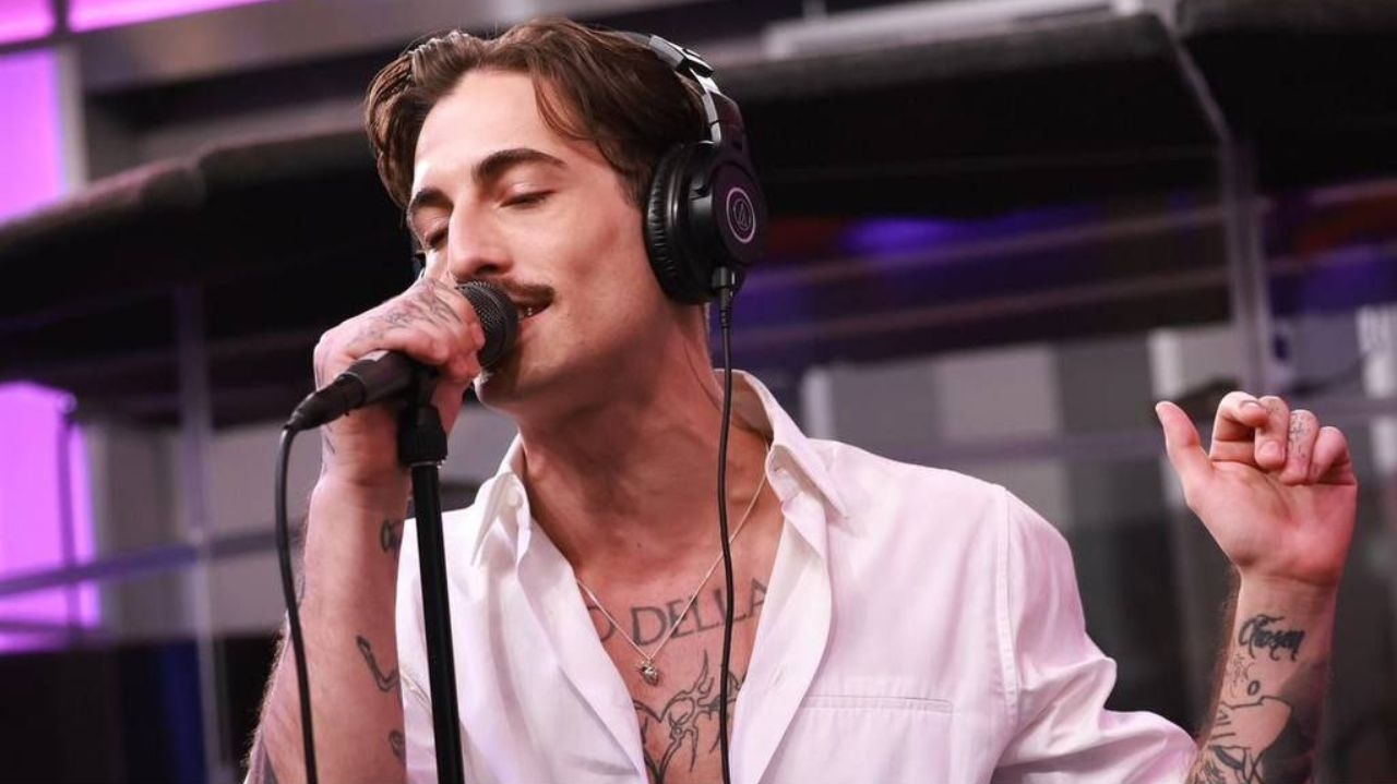 Damiano David performa 'Die With a Smile' em programa de rádio Lorena Bueri