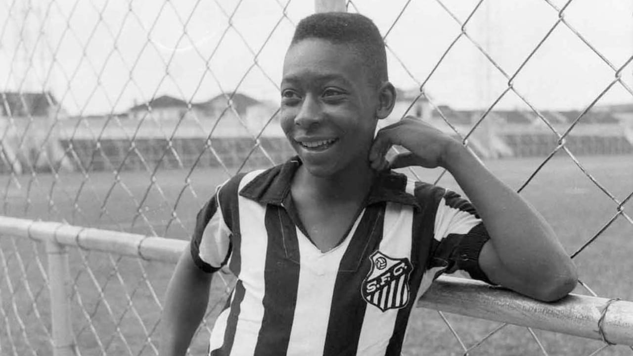 Autógrafo de Pelé é retirado da parede do CT do Santos Lorena Bueri