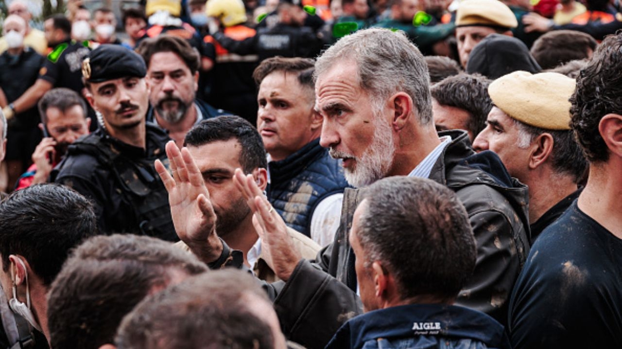 Rei Felipe VI é alvo de protestos em Valência após tragédia das enchentes Lorena Bueri