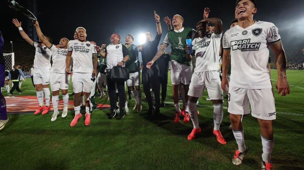 Botafogo enfrenta o Vasco, que trouxe prejuízos para o time carioca Lorena Bueri