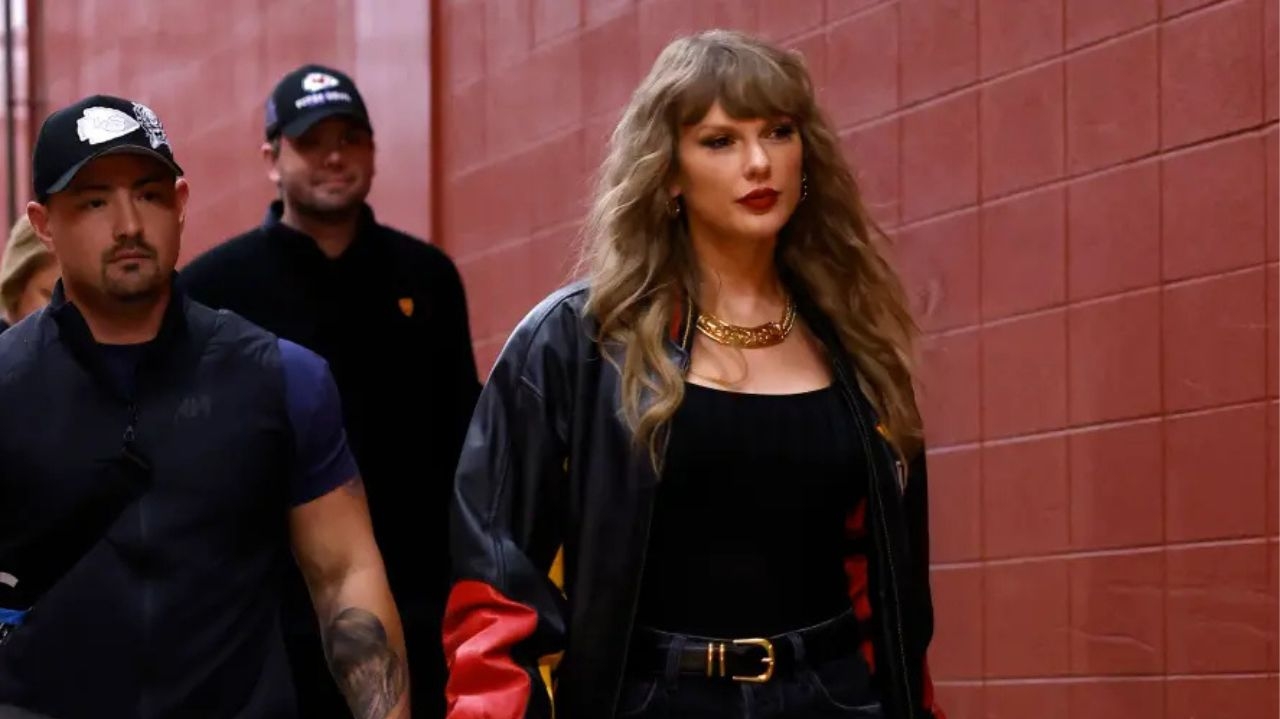 Taylor Swift causa encanto ao chegar em estádio de futubol  Lorena Bueri