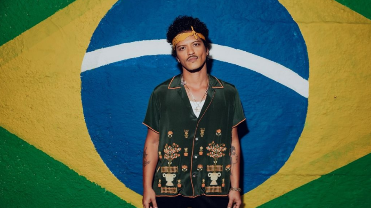 Bruno Mars  passeia em Belo Horizonte e tira fotos com fãs  Lorena Bueri