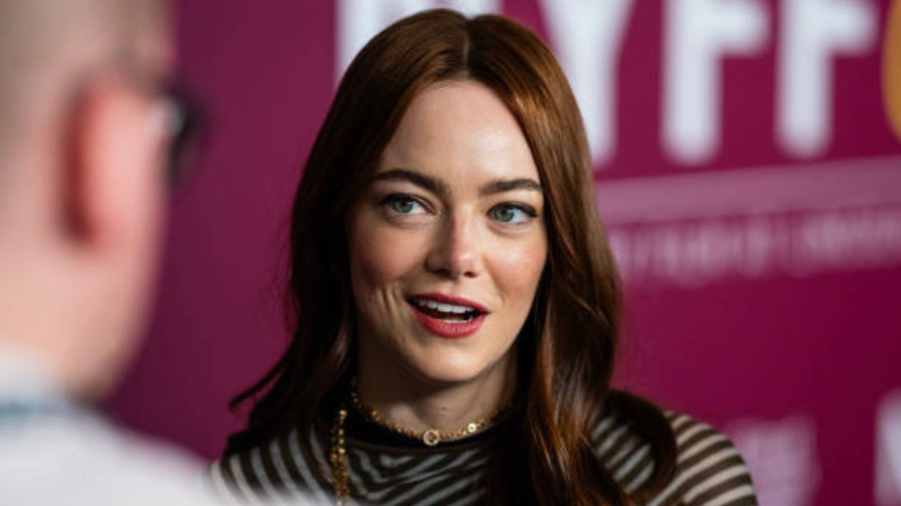 Emma Stone celebra aniversário com trajetória de moda inspiradora no tapete vermelho Lorena Bueri