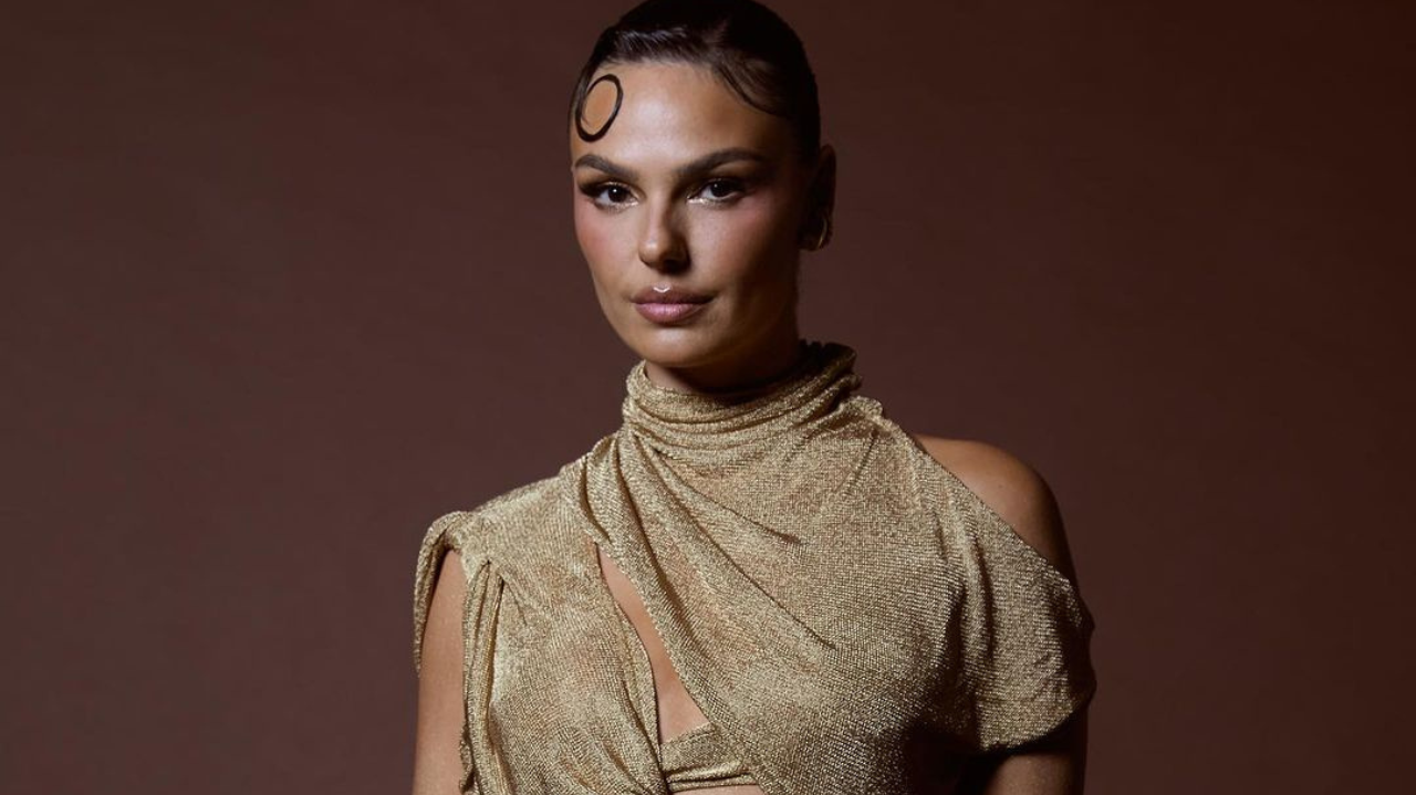 Isis Valverde marca presença no baile da Vogue Brasil com look dourado e elegante  Lorena Bueri