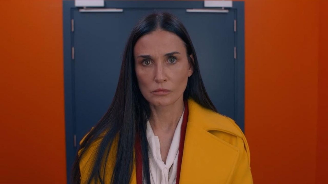 Casaco amarelo de Demi Moore rouba a cena em “A Substância' Lorena Bueri