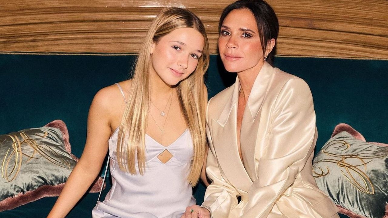 Filha de Victoria Beckham revela rotina de beleza com produtos labiais Lorena Bueri