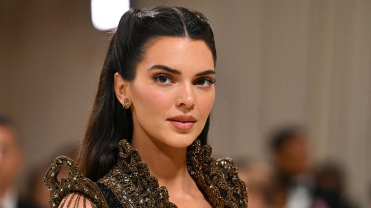 Kendall Jenner impressiona seus seguidores com fotos de topless em ensaio fotográfico  Lorena Bueri