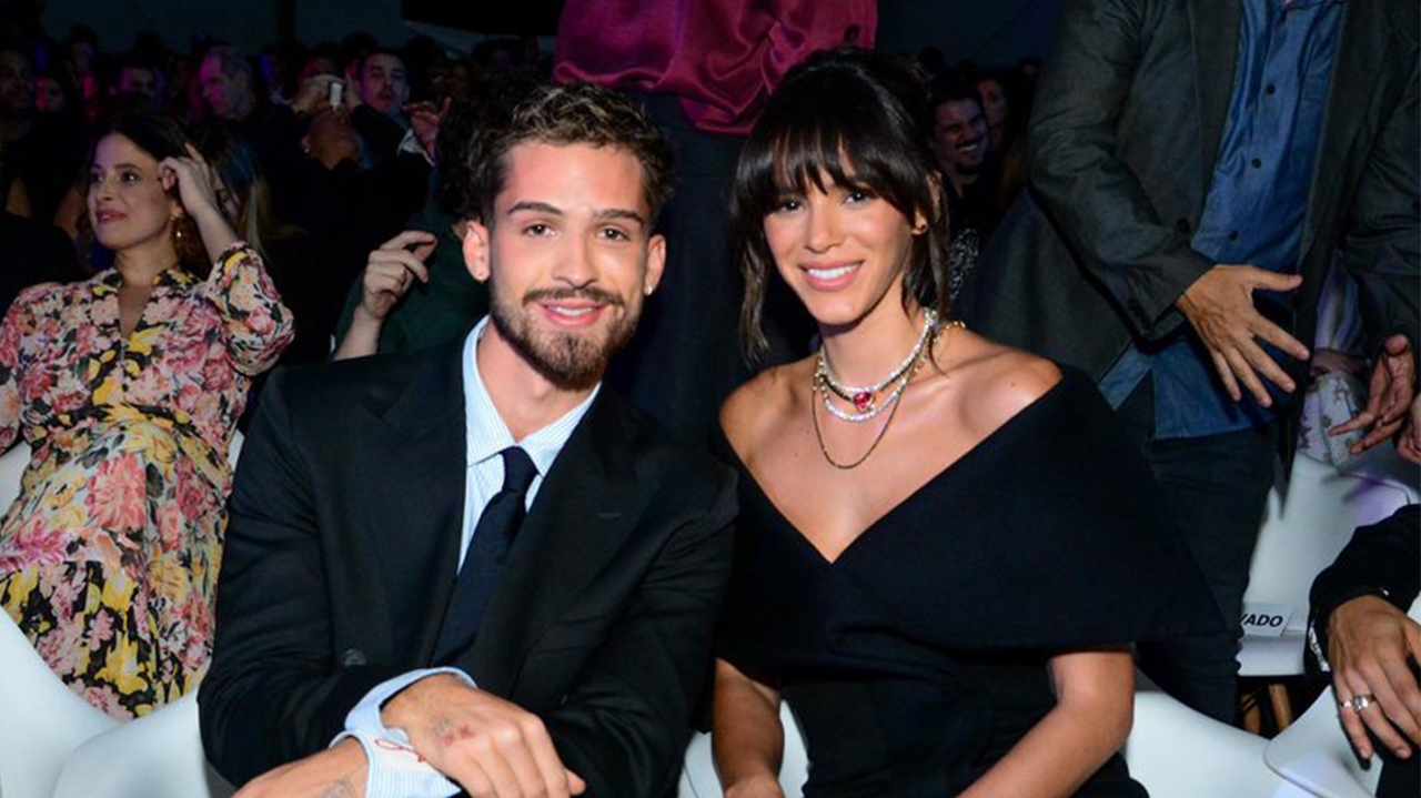 Bruna Marquezine e João Guilherme trocam carícias em evento Lorena Bueri