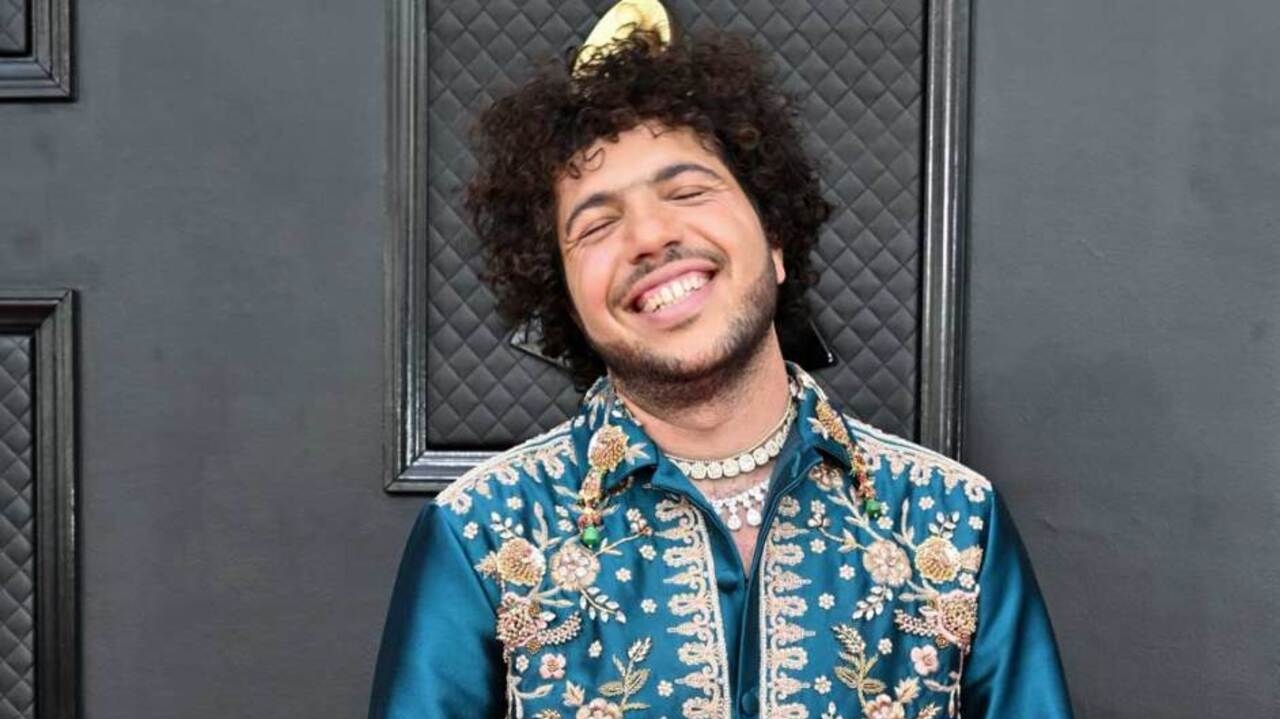 Benny Blanco revela seus segredos de beleza e afirma que evita tomar banho todos os dias Lorena Bueri