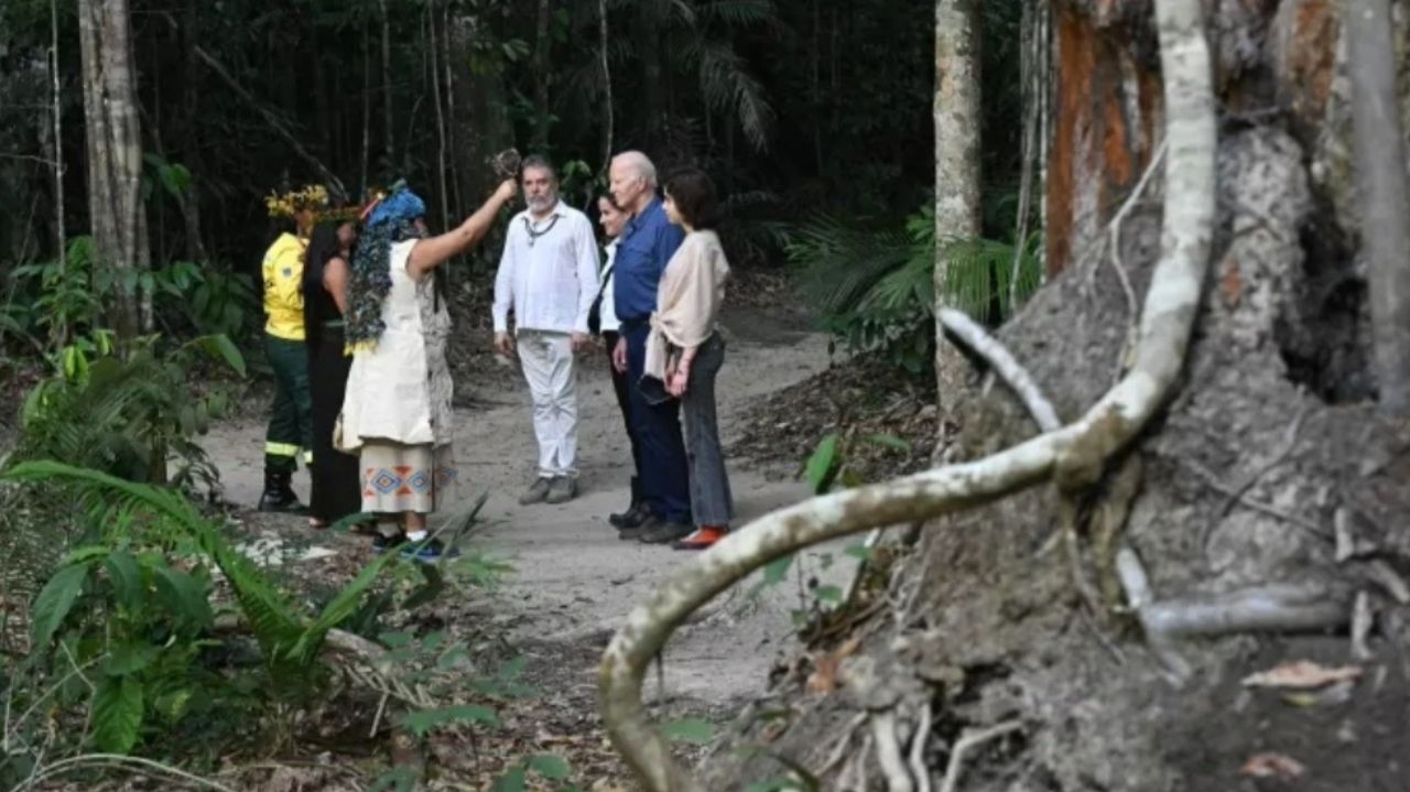 Joe Biden chega ao Brasil para cúpula do G20 e sobrevoa a Amazônia antes do evento Lorena Bueri