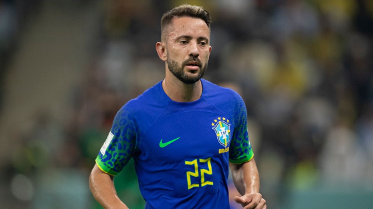 Everton Ribeiro visita jogadores da seleção ao lado dos filhos Lorena Bueri