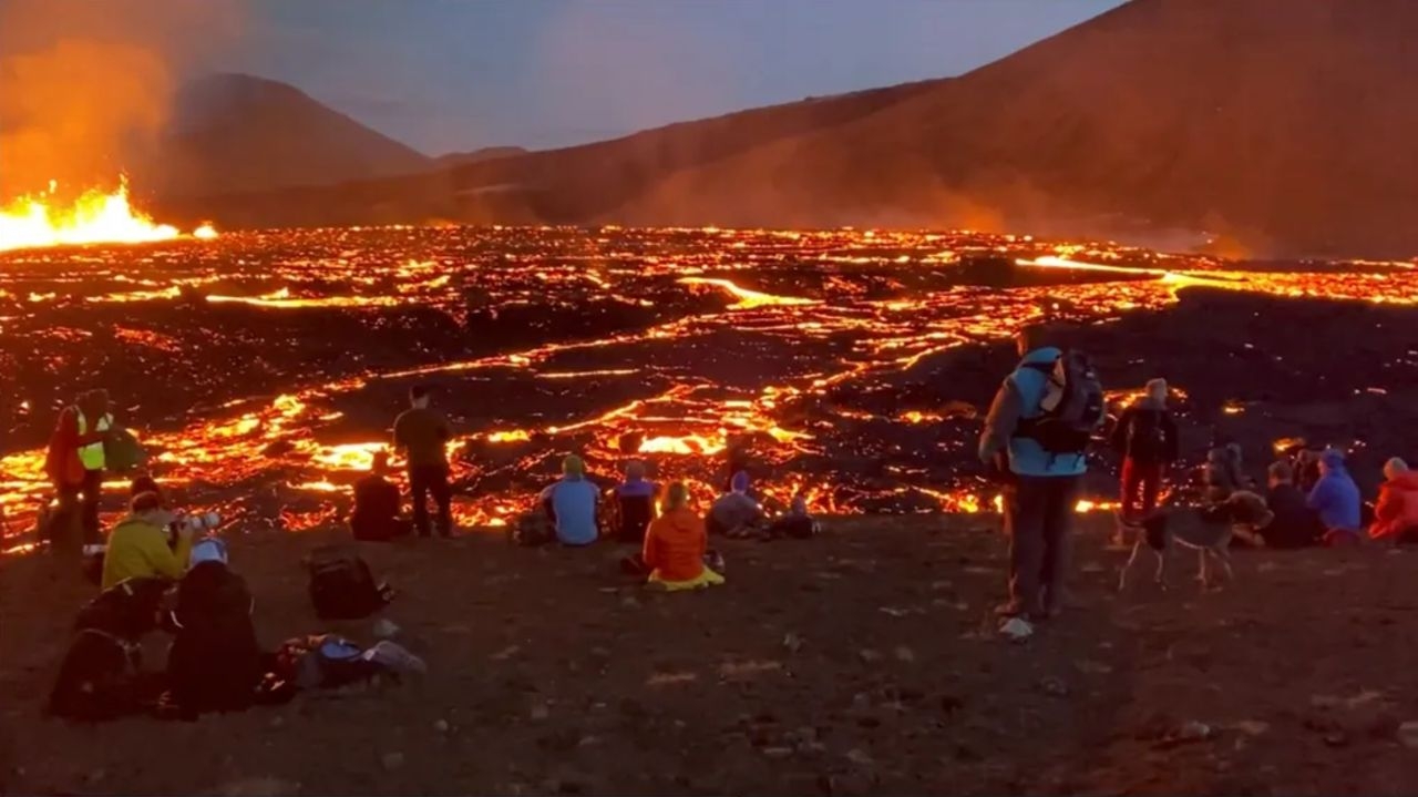 Vulcão na Islândia entra em erupção novamente pela décima vez em três anos Lorena Bueri