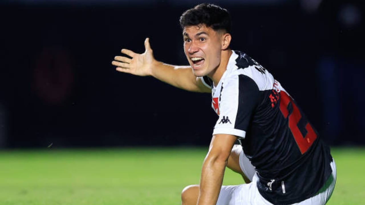 Pablo Galdames é alvo de críticas da torcida do Vasco em derrota para o Inter Lorena Bueri