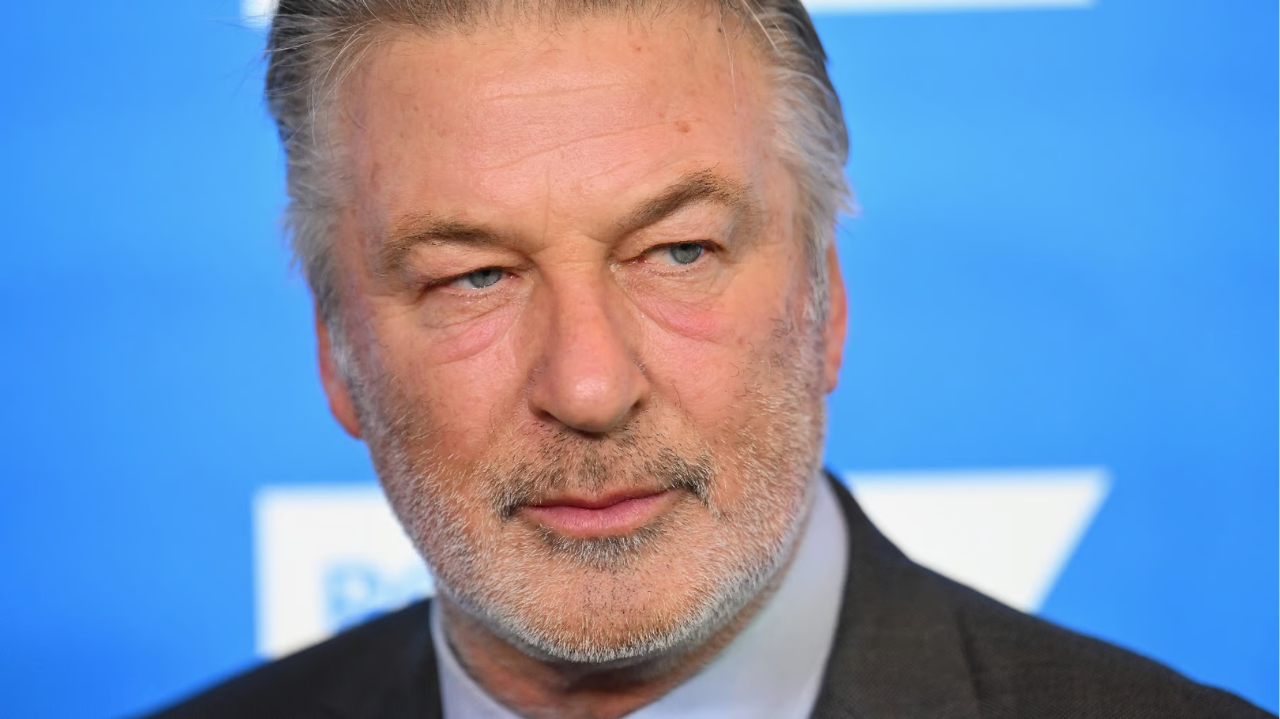 Mãe de diretora morta em set de filmagem diz que Alec Baldwin não se desculpou pela tragédia Lorena Bueri