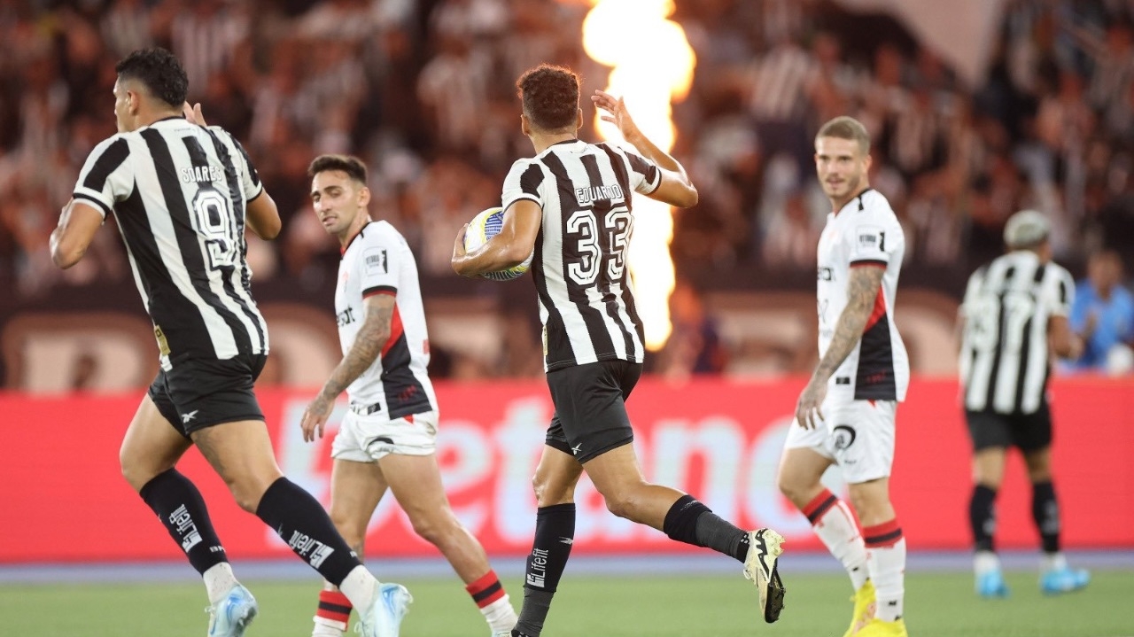 Botafogo empata com Vitória e perde a liderança do Brasileirão Lorena Bueri