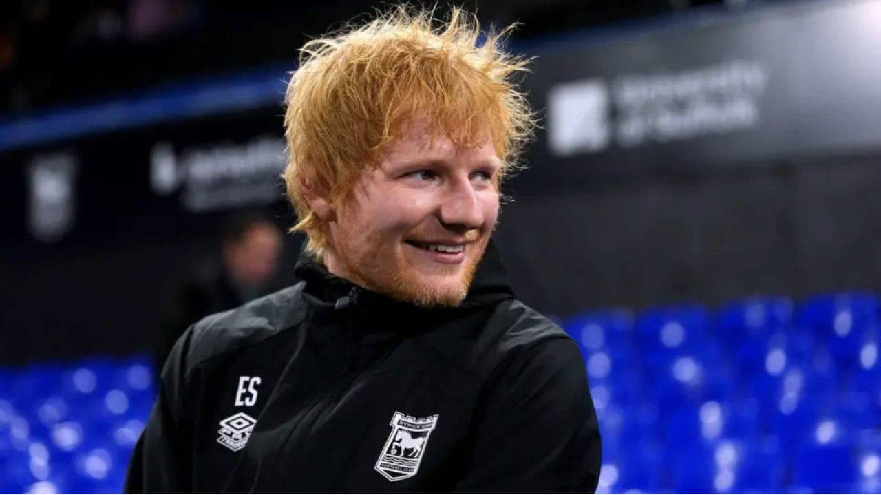 Ed Sheeran pede desculpas após interromper entrevista de treinador do Manchester United Lorena Bueri