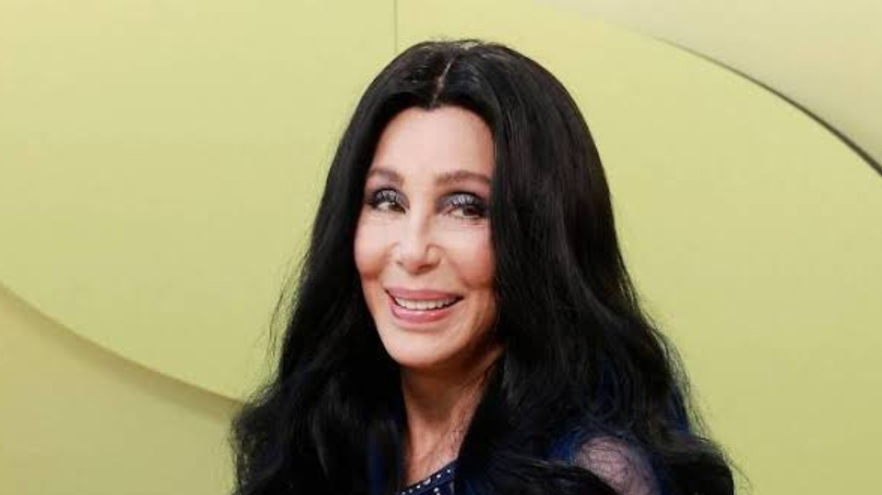 Cher detalha noite caótica com John Lennon e Harry Nilsson em sua biografia Lorena Bueri