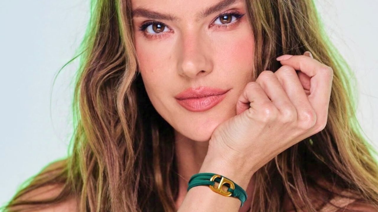 Alessandra Ambrósio se une à #TOGETHERBAND e lança pulseira solidária Lorena Bueri