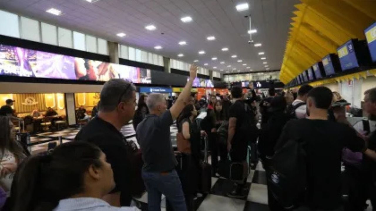 Temporal provoca o cancelamento de 115 voos no Aeroporto de Congonhas e passageiros sofrem Lorena Bueri