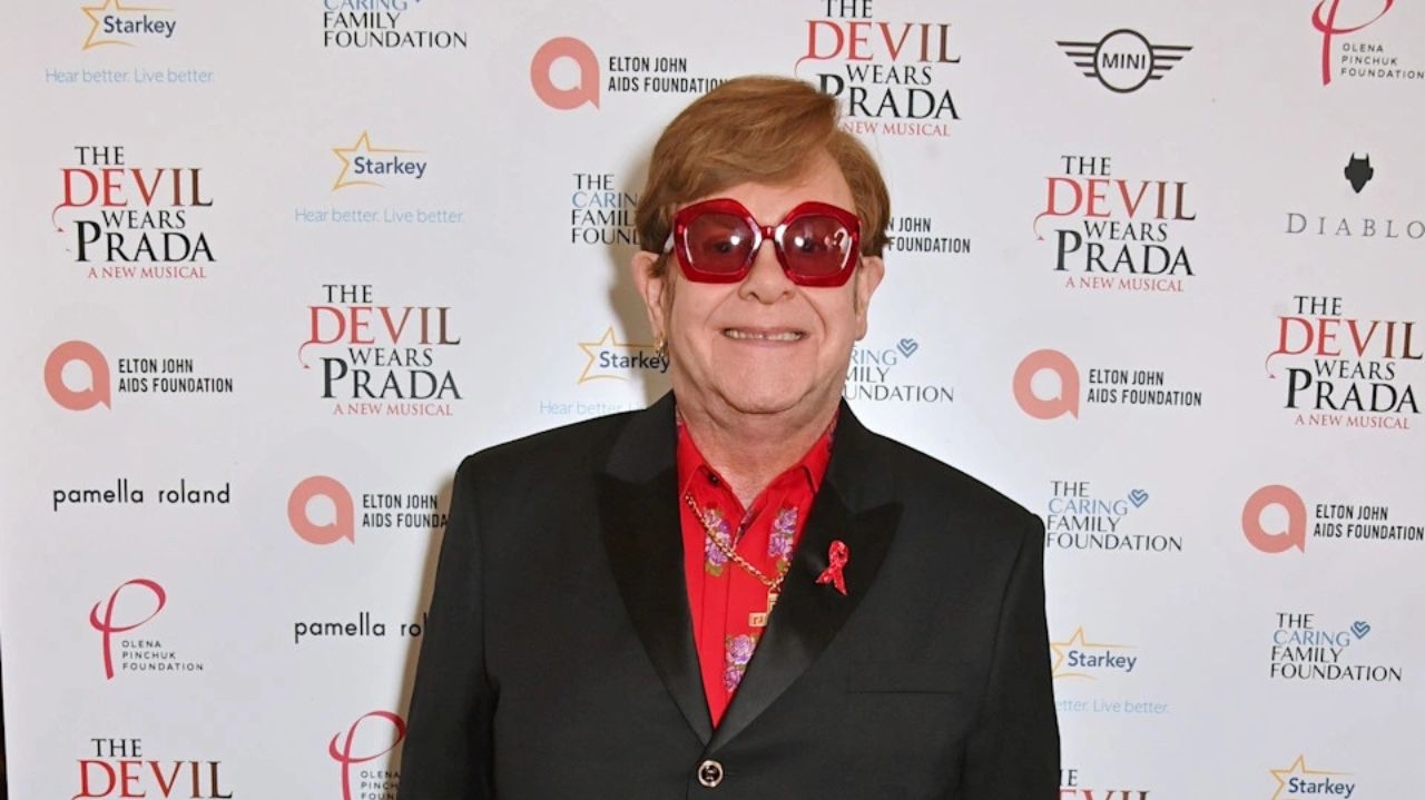 Elton John fala sobre dificuldade de assistir ao próprio musical: 'perdi a visão' Lorena Bueri