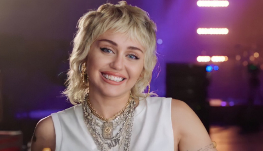 De acordo com a Forbes, Miley Cyrus é 'estrela do rock de alto nível' Lorena Bueri
