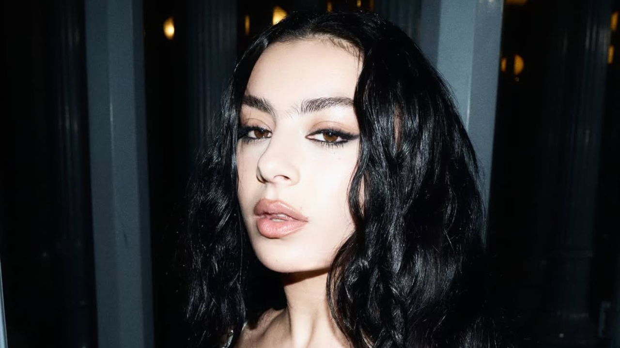 Variety declara Charli XCX como a grande 'Hitmaker do Ano' Lorena Bueri